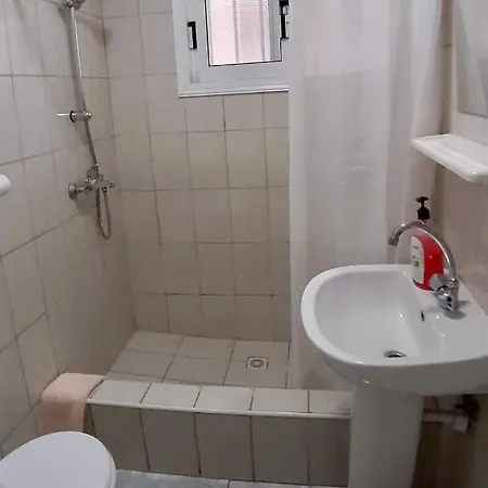 Independent Bedroom With Private Wc+shower Pensión Lárnaca