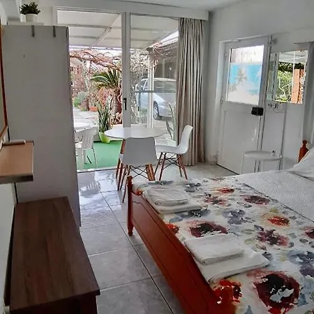 Independent Bedroom With Private Wc+shower Pensión Lárnaca